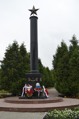 Братская могила советских солдат погибших в боях с фашистскими захватчиками.