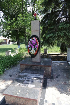 Могила М.П. Черногаева, погибшего в боях с фашистскими захватчиками за освобождение с. Солохи