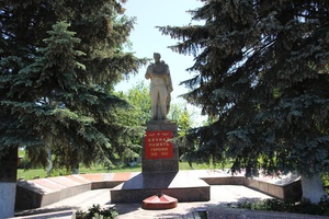 Братская могила советских воинов, погибших в боях с фашистскими захватчиками